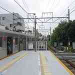 九品仏駅はホームの長さがあまり取れなかったのか、ホームから車両の頭が出た形となっており
          先頭車両からはホーム上に移動できないと言う中々変わった光景を目にする事が出来ます。