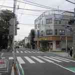 ラ・リューシェ - すぐ見えてくる交差点をまず右に曲がり