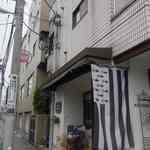 ラ・リューシェ - 少し洒落た門構えのお店の前を通過し