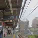 ラ・リューシェ - 更に歩き進んで行くと駅改札が見え始め