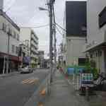 ラ・リューシェ - 自由が丘ハイムあたりで、左手に何か看板が見えてきたので
      車に気をつけながら対岸へと移動して更に歩き進んでいくと