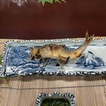 美加登家 - 焼き鮎をお取り分け