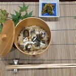 美加登家 - 鮎飯は€匹の焼き鮎をほぐして乗っています