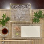 美加登家 - 鮎の背越しは氷の中、下の半紙で水を取って薬味といただきます