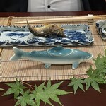 美加登家 - 手前の緑の器に苦うるかが入っています