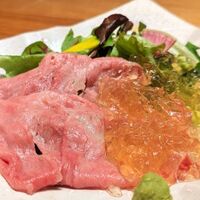 伊万里牛の冷しゃぶ　出汁醬油ジュレ 山葵を添えて（A5ランク伊万里牛サーロインを使用）