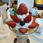 文明堂 カフェ 東銀座店 - 色も香りも甘さも酸味も良い苺。