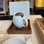 文明堂 カフェ - ポットのコースターが木の角盆でカッコいい