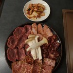 焼肉漢江 - 牛盛りセット¥6000円位　キムチ付　写真見た感じほど多くはない