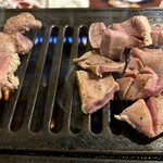 焼肉TABLEさんたま - 左）柔らかい部位　右）硬い部位