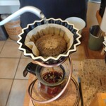 菫屋珈琲房 with わん - ドリップ中(店主さんより色々教えていただきました)