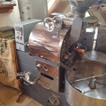 菫屋珈琲房 with わん - 店内 焙煎機