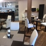 金の百合亭 - しっくい壁の白と天然木の茶を基調にした、落ち着いた雰囲気の店内。