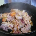 貴船荘 - 先ず焼いた地鶏に割り下を絡めて香ばしく…