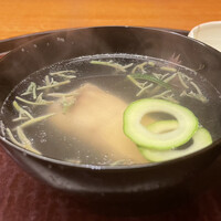 日本料理 太月 - 煮物椀：島根浜田港の甘鯛の酒蒸し、秋田の蓴菜、出汁を飲み干すとほのかに出る柚子