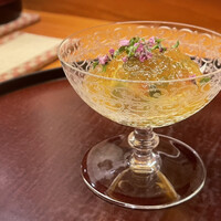 日本料理 太月 - 先付：島根浜田港の鯵、酢締めをきゅうり巻きにしたもの、青ネギと大葉、土佐酢で穂紫蘇をふりかけ
