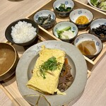 寿司とMAS - この出汁巻玉子、一つ一つ、丁寧に作ってくださる。ふわふわで美味しかった！味噌汁にも魚の身が入っていて、お得感ありです。笑