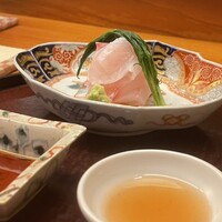 日本料理 太月 - お造り：島根浜田港の髭鯛、一塩を入れ、おかひじき、わさび、割醤油と酒盗のつけダレ