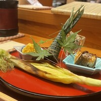 日本料理 太月 - 八寸：天然山菜の胡麻酢和え、春子鯛の粽寿司、ホタテの黄身揚げ、対馬の穴子の八幡巻き、ヤングコーンの炭焼き