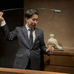 アカ - ベネンシアでシェリーをグラスへ注ぎます