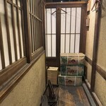 越後屋八十吉 - 店奥。この先に卓席があります。