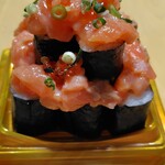 山助 - 料理写真:こぼれるサーモンタルタル