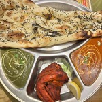 ムガルパレス - カレー2種、タンドリーチキン、セサミハニーナン