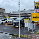中華そば 鴨福 - 雨の土曜日。
      お店の前の並びを見ると10人待ちと少なめ♪
      よし、出陣ぜよ！\(*Ü*)/
      店舗の1本北側には10台分のコインパがあります。
      40分200円、1日最大700円と格安(*´艸｀)