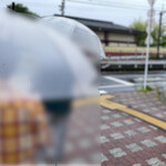 中華そば 鴨福 - 12:20。11人目の最後尾に付きました。
      この路地を右に曲がると鴨福さんのお店ですが、
      交差点の角を曲がったここまで列が伸びています。