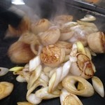 大木屋 - 炒めていた葱を加えて炒める