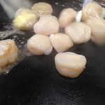 大木屋 - 先ずはホタテにバターを絡める