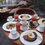 AYANA Resort and Spa - 2011.08 翌朝はルームサービスの朝食がセットされてて、部屋の庭で気持ちの良い朝♪