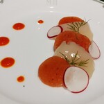 万平ホテル メインダイニングルーム - .....ディナー.....一品目　軽井沢産アメーラトマトとスイカのジュレ パプリカピューレで味わう帆立貝柱のサラダ仕立て.....