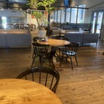 SWEET AS - テーブル席とソファー席