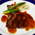 万平ホテル メインダイニングルーム - .....ディナー.....四品目　国産（この日は北海道）牛ロース肉のグリル 春の味覚　信州産ふきのとうの味噌ソース.....