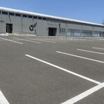 SWEET AS - 広い駐車場とレストラン全景