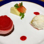 万平ホテル メインダイニングルーム - .....ディナー.....五品目　ホランボワーズのムース　 フルーツとオレンジアイスクリームを添えて.....