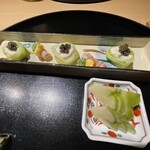 懐石料理 はし本 - 前菜:蒸したフグの白子を、茹でた春キャベツで巻いたキャビア載せ。出汁で煮含ませま車海老。この後頭と脚の天ぷらも。
