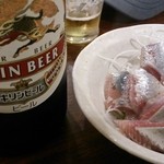 中央酒場 - 瓶ビール大＆イワシ刺し