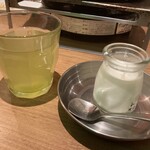 タレ焼肉と包み野菜の専門店 焼肉くるとん - デザートはプリン！美味しい〜。ペアリングはあったかい緑茶にしました。