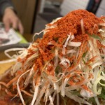 タレ焼肉と包み野菜の専門店 焼肉くるとん - 間違えて唐辛子の缶をひっくり返してしまったんじゃ？と思えるこの量。デフォです。