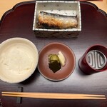 徳ㇵ本也 - 鰯の炭火焼き