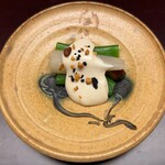 徳ㇵ本也 - スナップえんどう　原木椎茸　ウドの白和え　大徳寺納豆と松の実が散らしてある