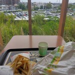 マクドナルド - 料理写真:目の前には草原が！？窓際の席は雑草が逆にイイ感じ(2025.5.23)
