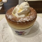 ル スフレ - ヴァニラスフレー真ん中に穴を開けて別添えのソースを入れて食べます。美味しい〜！