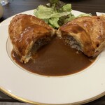 ル スフレ - ミートパイー別添えのソースをたっぷりかけて食べました。パイ生地のサクサクがいいです。