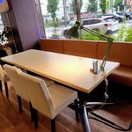 KINGPIN CAFE - 内観：テーブル（6人掛け）