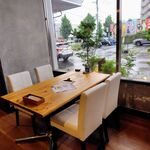 KINGPIN CAFE - 内観：テーブル（4人掛け）