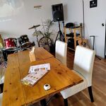 KINGPIN CAFE - 内観：プロジェクター・ドラムセット