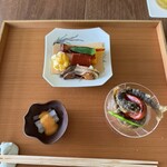 高台寺 十牛庵 - 上:蛸の柔らか煮 卵焼き さつまいも とうもろこしのかき揚げ 赤こんにゃく 鮒寿司 左下:ケンサキイカ 鯛の黄身醤油 右下:稚鮎 焼きトマト クラゲ